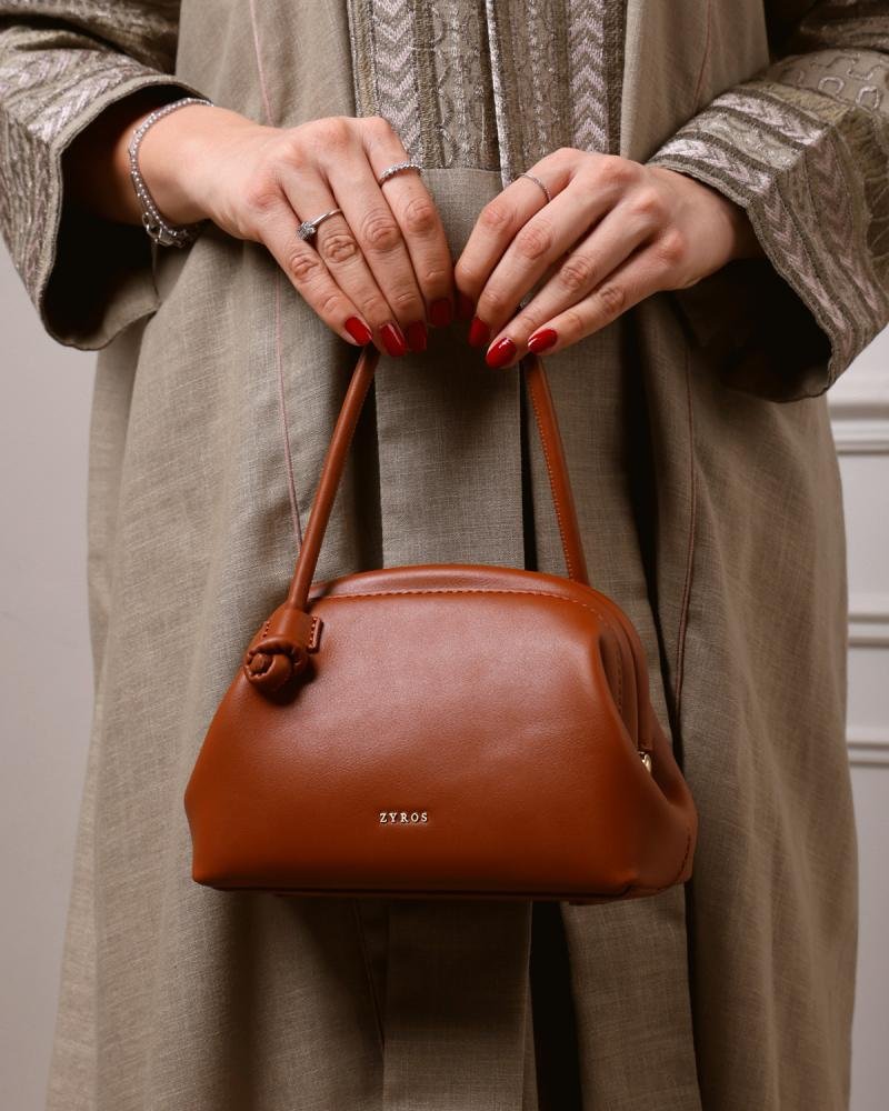 Alternative view of شنطة نسائية كقطعة فنية من الجلد بلون بني | ZLS032W